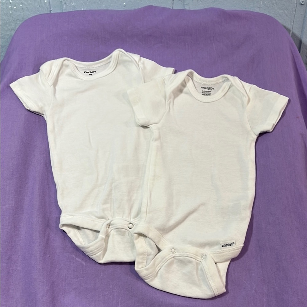 5 for $10 💜 white onesies shirts size 0-3 months